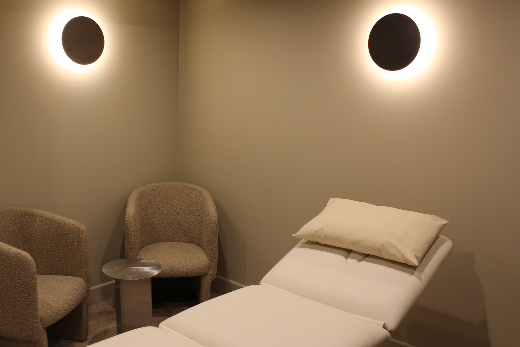 Fleet street treatment room at ROOT physio physiotherapy clinic London.